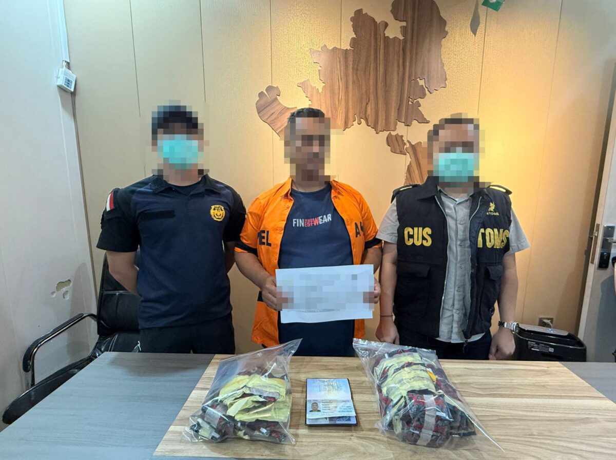 Terduga pelaku saat diamankan petugas Bea Cukai Batam. Foto:Istimewa