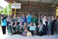 PLN Batam membangun gudang bank sampah sekaligus menyalurkan bantuan perlengkapan operasional di Sukadamai Tanjung Piayu beberapa hari lalu. Foto:Istimewa