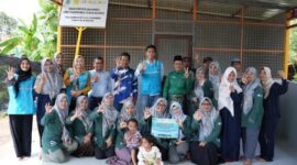 PLN Batam membangun gudang bank sampah sekaligus menyalurkan bantuan perlengkapan operasional di Sukadamai Tanjung Piayu beberapa hari lalu. Foto:Istimewa