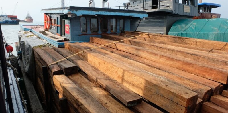 Tim Patroli Laut Bea Cukai Batam menghentikan KM Rasidin di Perairan Pulau Hangop dan menemukan muatan kayu balok tanpa satu pun dokumen resmi. Foto:Ist