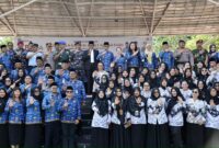 Wali Kota Batam Amsakar dan Wakil Wali Kota Batam Li Claudia bersama PGRI, Senin (1/12/2025). Foto:dok/Diskominfo Batam