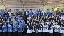 Wali Kota Batam Amsakar dan Wakil Wali Kota Batam Li Claudia bersama PGRI, Senin (1/12/2025). Foto:dok/Diskominfo Batam