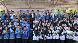 Wali Kota Batam Amsakar dan Wakil Wali Kota Batam Li Claudia bersama PGRI, Senin (1/12/2025). Foto:dok/Diskominfo Batam