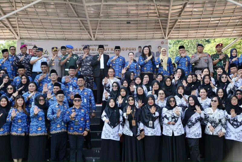 Wali Kota Batam Amsakar dan Wakil Wali Kota Batam Li Claudia bersama PGRI, Senin (1/12/2025). Foto:dok/Diskominfo Batam