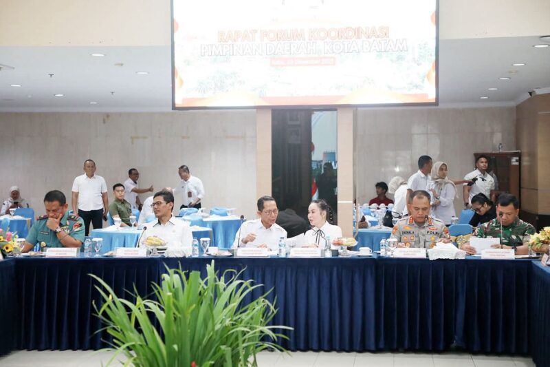 Wali kota Batam Amsakar Achmad pimpin rapat Koordinasi bersama Forkopimda perkuat sinergi lintas institusi jaga kondusif Batam Jelang Natal dan tahun baru, Rabu (3/12/2025). Matapedia6.com/Diskominfo