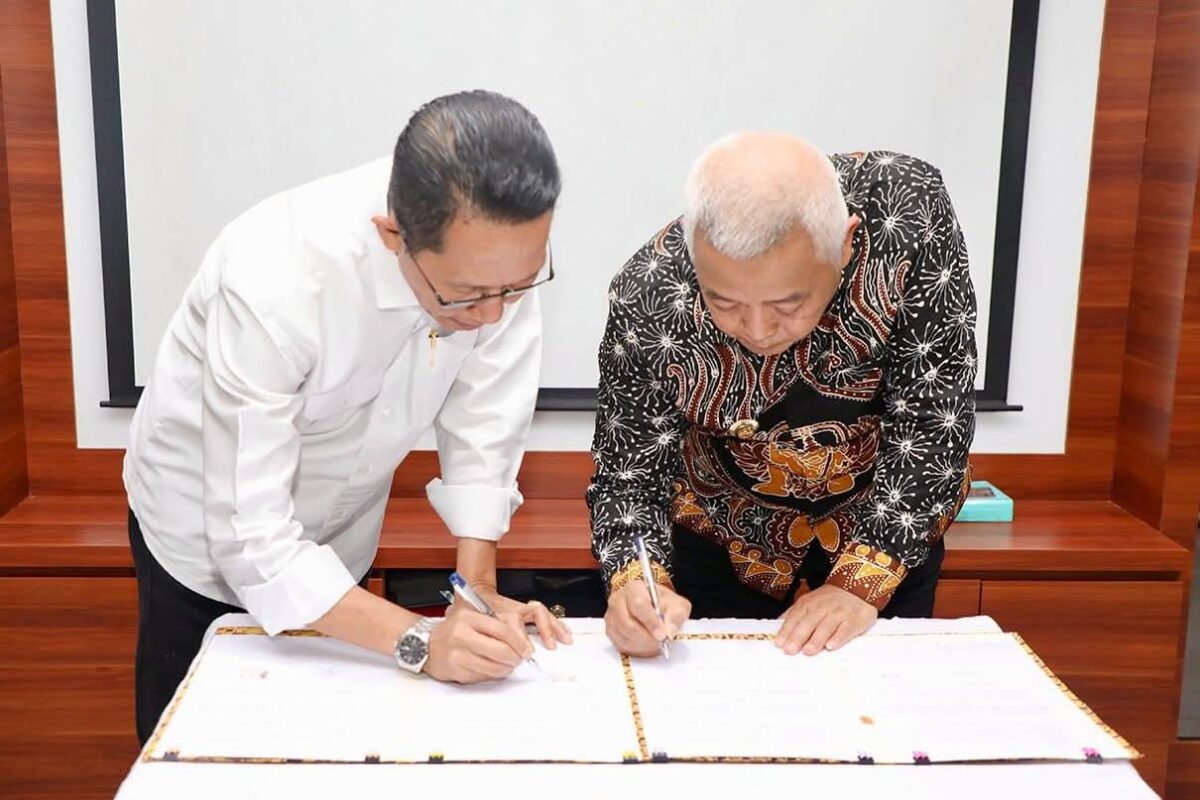 Wali Kota Batam Amsakar Achmad bersama Bupati Malang, Sanusi, tandatangani kerjasama strategis di Kantor Wali Kota Batam, Jumat (5/12/2025). Matapedia6.com/Diskominfo
