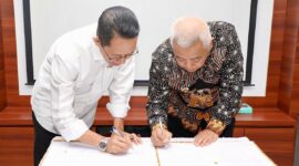 Wali Kota Batam Amsakar Achmad bersama Bupati Malang, Sanusi, tandatangani kerjasama strategis di Kantor Wali Kota Batam, Jumat (5/12/2025). Matapedia6.com/Diskominfo
