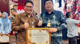 Kepala Diskominfo Batam, Rudi Panjaitan saat menerima penghargaan dari Pemprov Kepri, Kamis (11/12/2025). Foto:Diskominfo Batam