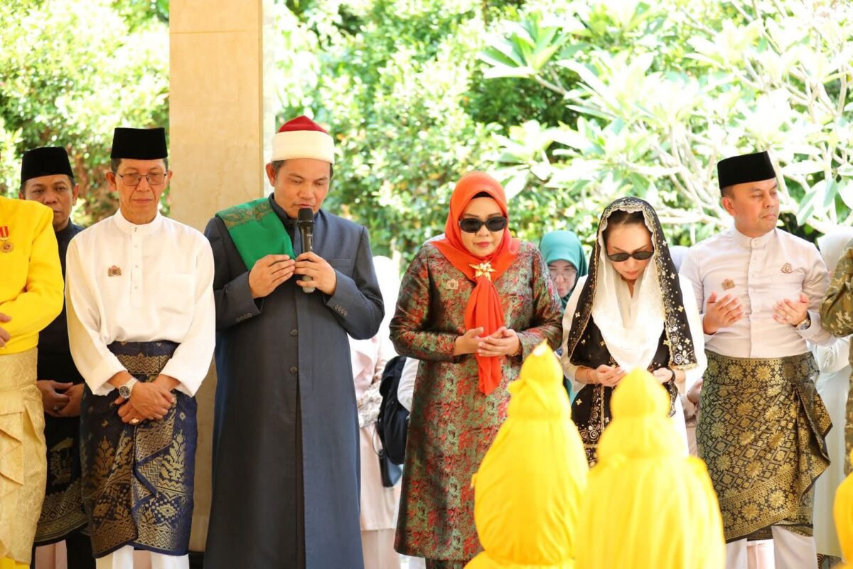 Wali Kota Batam Amsakar Achmad bersama wakil Wali Kota Batam Li Claudia Chandra saat ziarah di makam Nong Isa di Nongsa, Jumat (12/12/2025).Matapedia6.com/Diskominfo