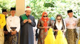 Wali Kota Batam Amsakar Achmad bersama wakil Wali Kota Batam Li Claudia Chandra saat ziarah di makam Nong Isa di Nongsa, Jumat (12/12/2025).Matapedia6.com/Diskominfo