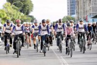 Wali Kota Batam Amsakar Achmad bersama wakil Wali Kota Batam Li Claudia Chandra memimpin ribuan peserta Pesepada dalam rangka Hari jadi Batam ke - 196 dari di Engku Putri Batam Centre, Minggu (14/12/2025). Matapedia6.com/Diskominfo