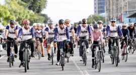 Wali Kota Batam Amsakar Achmad bersama wakil Wali Kota Batam Li Claudia Chandra memimpin ribuan peserta Pesepada dalam rangka Hari jadi Batam ke - 196 dari di Engku Putri Batam Centre, Minggu (14/12/2025). Matapedia6.com/Diskominfo