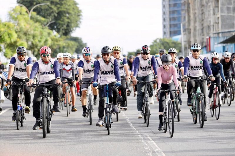 Wali Kota Batam Amsakar Achmad bersama wakil Wali Kota Batam Li Claudia Chandra memimpin ribuan peserta Pesepada dalam rangka Hari jadi Batam ke - 196 dari di Engku Putri Batam Centre, Minggu (14/12/2025). Matapedia6.com/Diskominfo