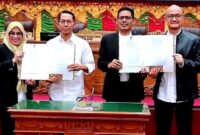 Ketua DPRD Batam Muhammad Kamaluddin bersama Wali Kota Batam serta unsur pimpinan DPRD Batam dan juru bicara Pansus menunjukkan Nita kesepakatan Ranperda jadi Perda kota layak anak usai paripurna, Senin (15/12/2025). Matepedia6.com/Diskominfo