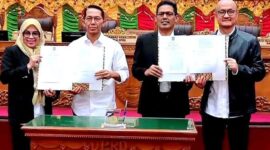 Ketua DPRD Batam Muhammad Kamaluddin bersama Wali Kota Batam serta unsur pimpinan DPRD Batam dan juru bicara Pansus menunjukkan Nita kesepakatan Ranperda jadi Perda kota layak anak usai paripurna, Senin (15/12/2025). Matepedia6.com/Diskominfo