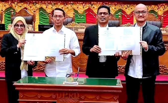 Ketua DPRD Batam Muhammad Kamaluddin bersama Wali Kota Batam serta unsur pimpinan DPRD Batam dan juru bicara Pansus menunjukkan Nita kesepakatan Ranperda jadi Perda kota layak anak usai paripurna, Senin (15/12/2025). Matepedia6.com/Diskominfo