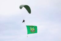 Kegiatan Nostalgia Nongsa dalam rangka memperingati Hari Jadi Kota Batam (HJB) ke-196,ditutup dengan atraksi udara Batam Solidarity Air Show 2025 yang memukau, Jumat (19/12/2025). Matapedia6.com/Diskominfo