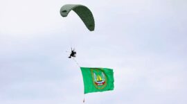 Kegiatan Nostalgia Nongsa dalam rangka memperingati Hari Jadi Kota Batam (HJB) ke-196,ditutup dengan atraksi udara Batam Solidarity Air Show 2025 yang memukau, Jumat (19/12/2025). Matapedia6.com/Diskominfo
