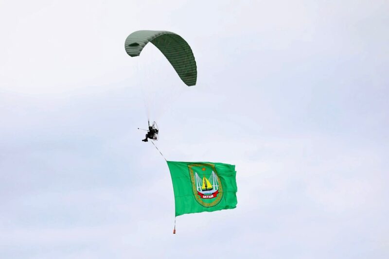 Kegiatan Nostalgia Nongsa dalam rangka memperingati Hari Jadi Kota Batam (HJB) ke-196,ditutup dengan atraksi udara Batam Solidarity Air Show 2025 yang memukau, Jumat (19/12/2025). Matapedia6.com/Diskominfo