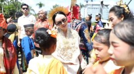 Wakil Wali Kota Batam Li Claudia saat pawai pakaian adat dalam HJB Batam, Sabtu (20/12/2025). Foto:Diskominfo