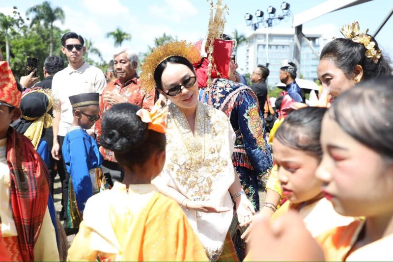 Wakil Wali Kota Batam Li Claudia saat pawai pakaian adat dalam HJB Batam, Sabtu (20/12/2025). Foto:Diskominfo