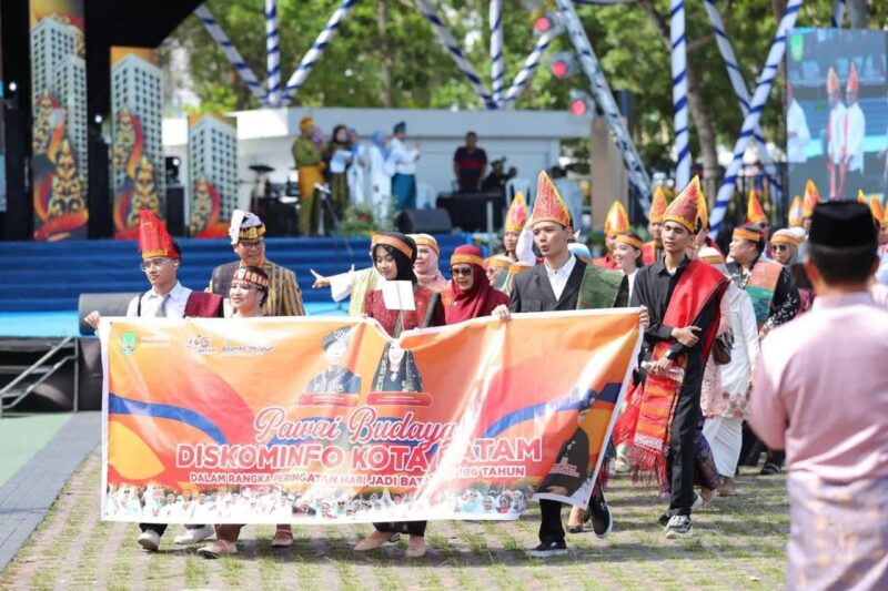 Pawai HJB Kota Batam Diskominfo tampil busana khas Sumut. Foto:Diskominfo Batam/matapedia