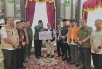 Wakil Gubernur Kepulauan Riau (Wagub Kepri) Nyanyang Haris Pratamura menyerahkan bantuan kemanusiaan senilai Rp1,153 miliar kepada Pemerintah Provinsi Sumatera Barat, Minggu (21/12/2025). Foto:Diskominfo Provinsi Kepri/matapedia