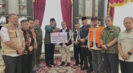 Wakil Gubernur Kepulauan Riau (Wagub Kepri) Nyanyang Haris Pratamura menyerahkan bantuan kemanusiaan senilai Rp1,153 miliar kepada Pemerintah Provinsi Sumatera Barat, Minggu (21/12/2025). Foto:Diskominfo Provinsi Kepri/matapedia