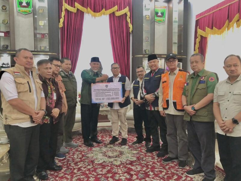 Wakil Gubernur Kepulauan Riau (Wagub Kepri) Nyanyang Haris Pratamura menyerahkan bantuan kemanusiaan senilai Rp1,153 miliar kepada Pemerintah Provinsi Sumatera Barat, Minggu (21/12/2025). Foto:Diskominfo Provinsi Kepri/matapedia