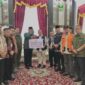 Wakil Gubernur Kepulauan Riau (Wagub Kepri) Nyanyang Haris Pratamura menyerahkan bantuan kemanusiaan senilai Rp1,153 miliar kepada Pemerintah Provinsi Sumatera Barat, Minggu (21/12/2025). Foto:Diskominfo Provinsi Kepri/matapedia
