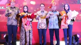 Wali Kota Batam Amsakar Achmad foto bersama dengan Kapolresta Barelang Kombes Pol Anggoro Wicaksono dan mantan Kapolresta Barelang Kombes Pol Zaenal Arifin, Sabtu (27/12/2025). Matapedia6.com/Dok Humas Polresta