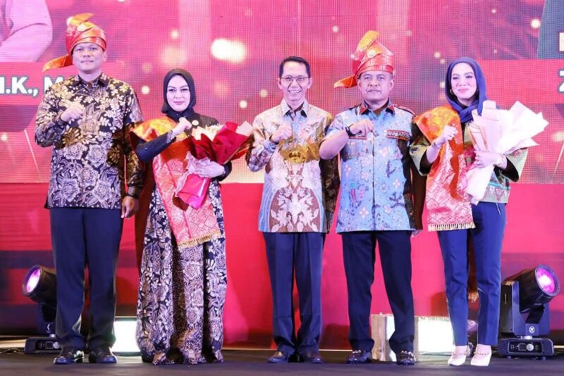 Wali Kota Batam Amsakar Achmad foto bersama dengan Kapolresta Barelang Kombes Pol Anggoro Wicaksono dan mantan Kapolresta Barelang Kombes Pol Zaenal Arifin, Sabtu (27/12/2025). Matapedia6.com/Dok Humas Polresta