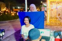 Kepala Disdukcapil Kota Batam, Adhisty saat bersama warga. Foto:Diskominfo