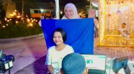 Kepala Disdukcapil Kota Batam, Adhisty saat bersama warga. Foto:Diskominfo