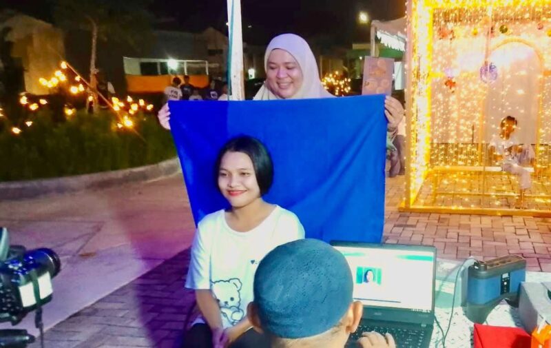 Kepala Disdukcapil Kota Batam, Adhisty saat bersama warga. Foto:Diskominfo