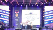 JNE menerima piagam penghargaan dari Museum Rekor Indonesia (MURI) atas pencapaian rekor sebagai Perusahaan Jasa Pengiriman yang Memberangkatkan Umrah Karyawan Terbanyak dalam Kurun Waktu 3 Bulan. Foto:Istimewa