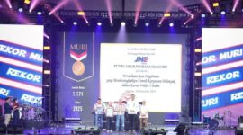 JNE menerima piagam penghargaan dari Museum Rekor Indonesia (MURI) atas pencapaian rekor sebagai Perusahaan Jasa Pengiriman yang Memberangkatkan Umrah Karyawan Terbanyak dalam Kurun Waktu 3 Bulan. Foto:Istimewa