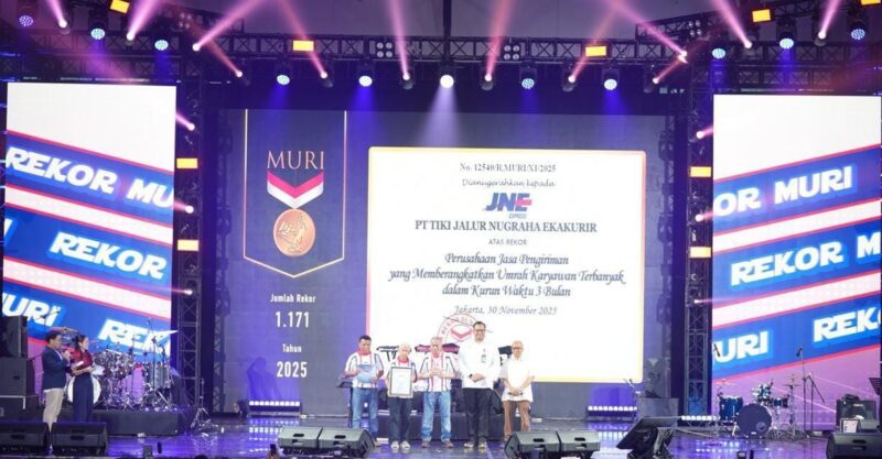 JNE menerima piagam penghargaan dari Museum Rekor Indonesia (MURI) atas pencapaian rekor sebagai Perusahaan Jasa Pengiriman yang Memberangkatkan Umrah Karyawan Terbanyak dalam Kurun Waktu 3 Bulan. Foto:Istimewa