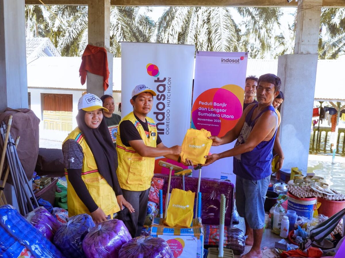 Indosat salurkan bantuan korban bencana alam di Langkat. Foto:dok/Ist