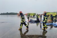 Petugas langsung bergerak cepat mengevakuasi penumpang dalam latihan Penanggulangan Keadaan Darurat (PKD) Skala Penuh, Selasa (2/12/2025). Foto:Habi/matapedia