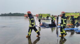 Petugas langsung bergerak cepat mengevakuasi penumpang dalam latihan Penanggulangan Keadaan Darurat (PKD) Skala Penuh, Selasa (2/12/2025). Foto:Habi/matapedia