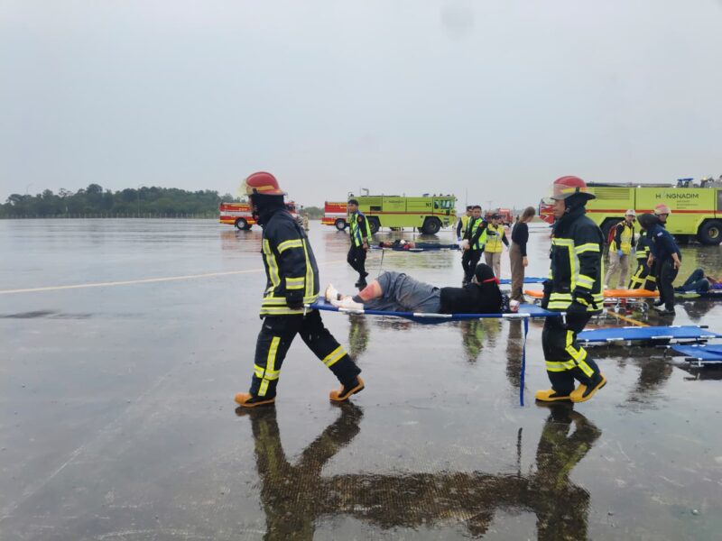 Petugas langsung bergerak cepat mengevakuasi penumpang dalam latihan Penanggulangan Keadaan Darurat (PKD) Skala Penuh, Selasa (2/12/2025). Foto:Habi/matapedia