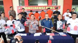 Kapolsek Batu Ampar Kompol Amru Abdullah tengah menunjukkan barang bukti saat jumpa pers kasus penganiayaan calon LC, Senin (1/12/2025). Foto:dok/Humas Polresta Barelang