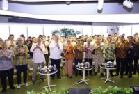 Menteri Koordinator Bidang Perekonomian RI (Menko Perekonomian) Airlangga Hartarto beserta jajaran dan Direktur Utama Telkom Dian Siswarini beserta jajaran saat sesi foto bersama pada acara monitoring pelaksanaan program pemagangan lulusan perguruan tinggi di lingkungan TelkomGroup yang berlokasi di Telkom Landmark Tower (TLT) Jakarta, pada Selasa (2/12/2025). Foto:Telkom/matapedia