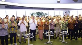 Menteri Koordinator Bidang Perekonomian RI (Menko Perekonomian) Airlangga Hartarto beserta jajaran dan Direktur Utama Telkom Dian Siswarini beserta jajaran saat sesi foto bersama pada acara monitoring pelaksanaan program pemagangan lulusan perguruan tinggi di lingkungan TelkomGroup yang berlokasi di Telkom Landmark Tower (TLT) Jakarta, pada Selasa (2/12/2025). Foto:Telkom/matapedia