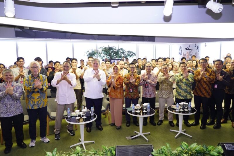 Menteri Koordinator Bidang Perekonomian RI (Menko Perekonomian) Airlangga Hartarto beserta jajaran dan Direktur Utama Telkom Dian Siswarini beserta jajaran saat sesi foto bersama pada acara monitoring pelaksanaan program pemagangan lulusan perguruan tinggi di lingkungan TelkomGroup yang berlokasi di Telkom Landmark Tower (TLT) Jakarta, pada Selasa (2/12/2025). Foto:Telkom/matapedia