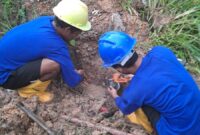 Petugas tengah perbaiki pipa bocor di Panbil. Foto:Humas BP Batam