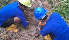 Petugas tengah perbaiki pipa bocor di Panbil. Foto:Humas BP Batam