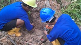 Petugas tengah perbaiki pipa bocor di Panbil. Foto:Humas BP Batam