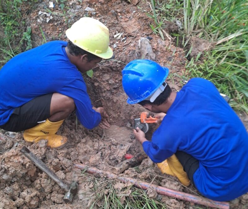 Petugas tengah perbaiki pipa bocor di Panbil. Foto:Humas BP Batam